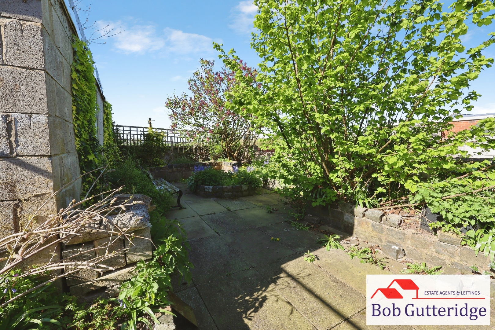 ENCLOSED REAR GARDEN